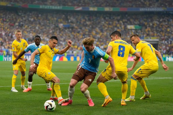 Игровой момент матча между сборными Украины и Бельгии на Евро-2024 (Фото AP / TASS).