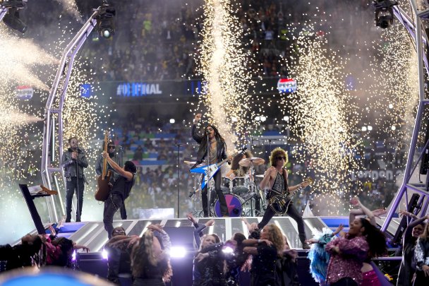 На финалах Лиги чемпионов уже проводятся шоу, аналогичные тем, что устраивают в перерыве Супербоула. На фото: Ленни Кравиц  на сцене перед финалом 2024 года между «Боруссией» и «Реалом» (фото м)