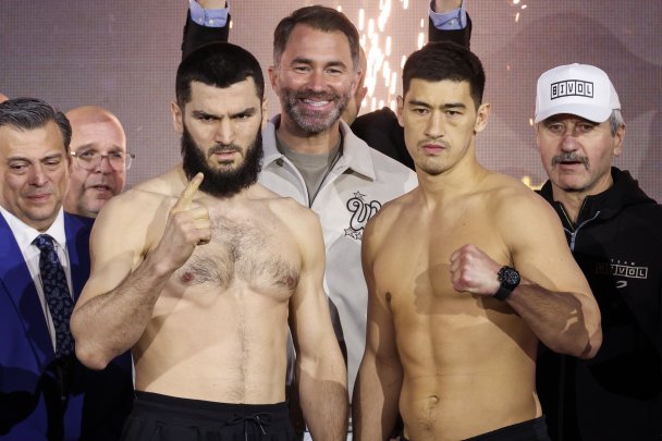 Артур Бетербиев и Дмитрий Бивол (фото: Валерий Шарифулин/ТАСС)