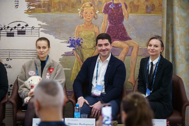 Валерия Купина, заместитель директора по маркетингу и социальным проектам Fonbet; Михаил Выборный, член попечительского совета «БФ Ильинской больницы»; Оксана Хикматулина, директор «БФ Ильинской больницы»; фото Вартан Айрапетян