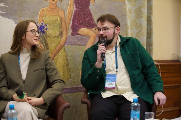 Полина Лантрат, руководитель группы геймификации и партнерских проектов в центральном маркетинге Ozon, Андрей Прокофьев, руководитель отдела по работе с партнерами БФ помощи бездомным животным «Ника». Фото: Вартан Айрапетян