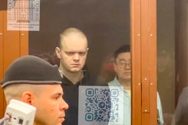 Экскурсовод Никита Дубас и генеральный директор компании «Спутник» Александр Ким (на втором плане слева направо) во время заседания по уголовному делу в Мещанском районном суде. (Фото Московские суды общей юрисдикции/ТАСС)