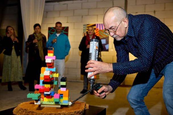 Художник Николай Чередниченко во время проведения выставки в River Park Кутузовский. Фото: СЗ «КУТУЗОВСКИЙ, 16» (ООО)