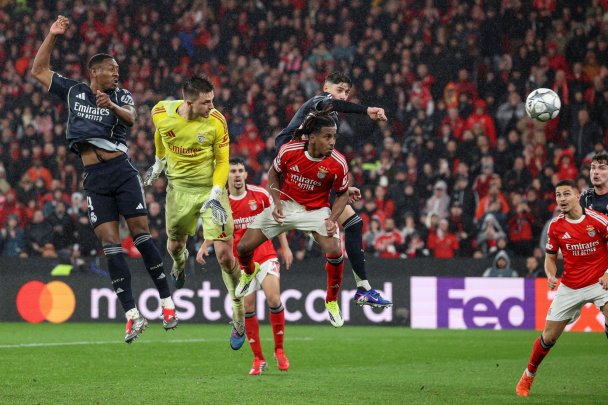 Вратарь «Бенфики» Анатолий Трубин (в центре) забивает гол в ворота «Реала» (Фото EPA/TASS)