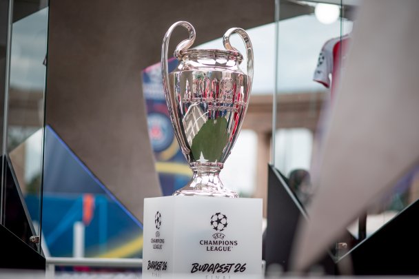 Кубок чемпионов, установленный перед стадионом в Будапеште накануне финала Лиги чемпионов (фото Sipa USA/ТАСС)