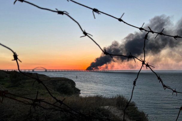 Пожар на одном из участков Крымского моста (Фото Алены Поповой / ТАСС)
