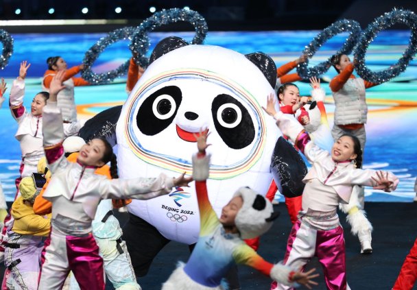 Талисман Олимпиады-2022 панда Бин Дунь Дунь и артисты перед церемонией открытия Игр в Пекине (Фото Сергея Бобылева/ТАСС)