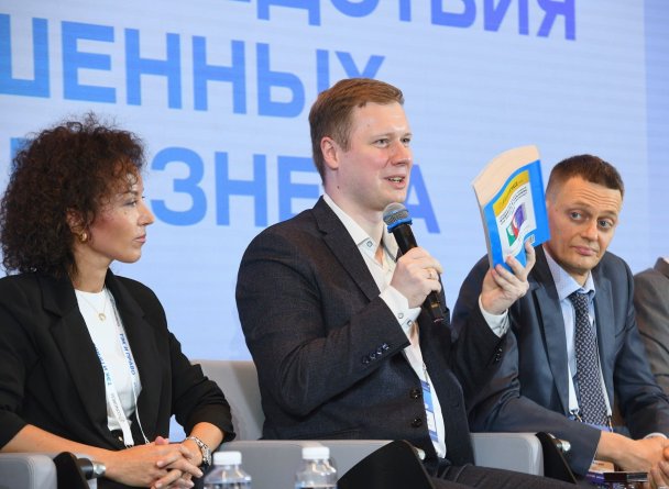 Фото: Вартан Айрапетян. На фото: Александр Шелкунов (в центре) и участники сессии