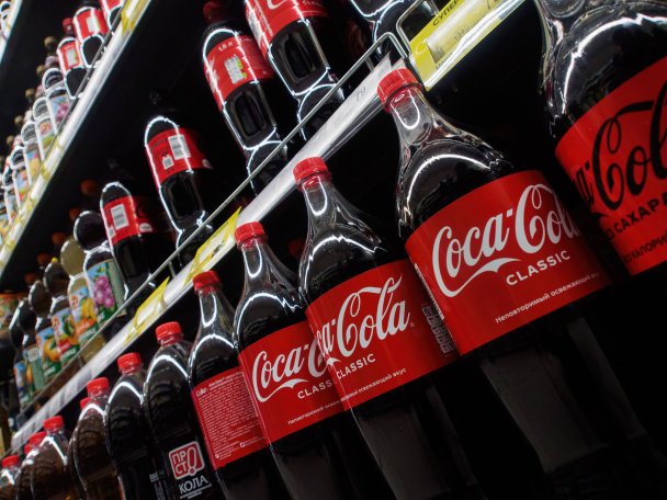 Дистрибьютор Coca-Cola прекратит производство и продажи напитков в России (Фото Zuma / TASS)