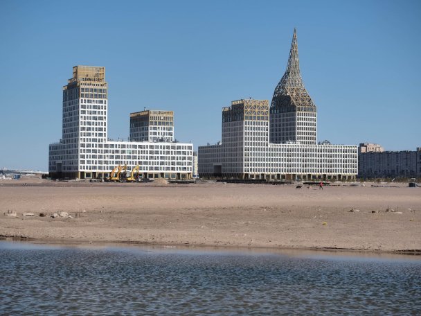 Жилой комплекс Golden City девелопера GloraХ на намывной территории Васильевского острова. (Фото: Семен Лиходеев/ТАСС)
