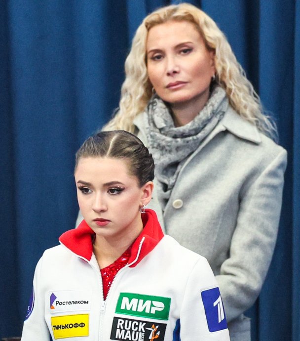 Камила Валиева и ее тренер Этери Тутберидзе (Фото: Сергей Бобылев/ТАСС)
