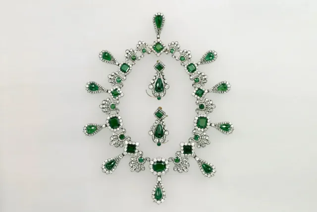 Изумрудное ожерелье и пара изумрудных серег из парюры 