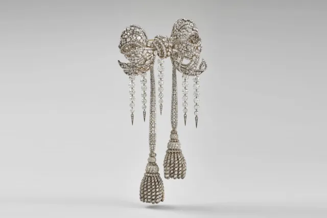 Брошь в виде банта на лифе из 2438 бриллиантов