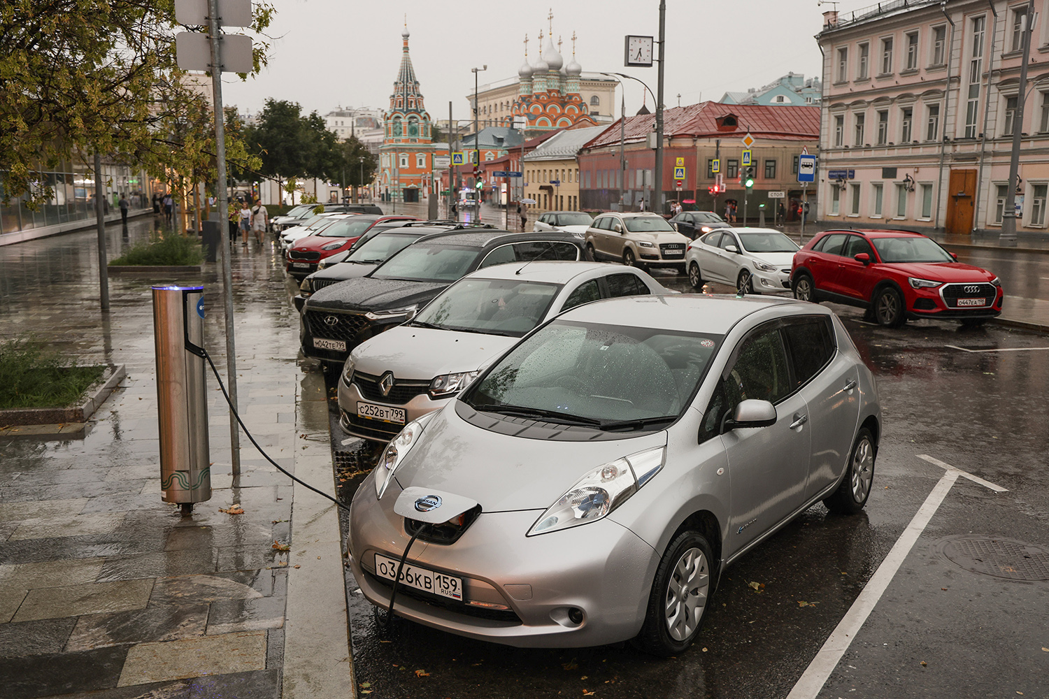 Удар током: почему Москва не готова к высокому спросу на экологичные  автомобили | Forbes Life