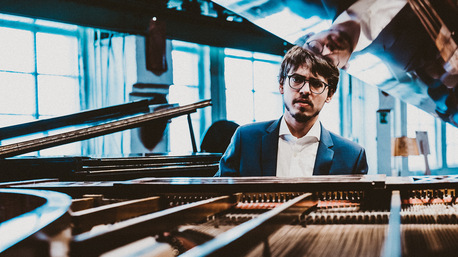 «‎Для меня это не бизнес»: пианист Люка Дебарг о карьере в музыке и любви к России