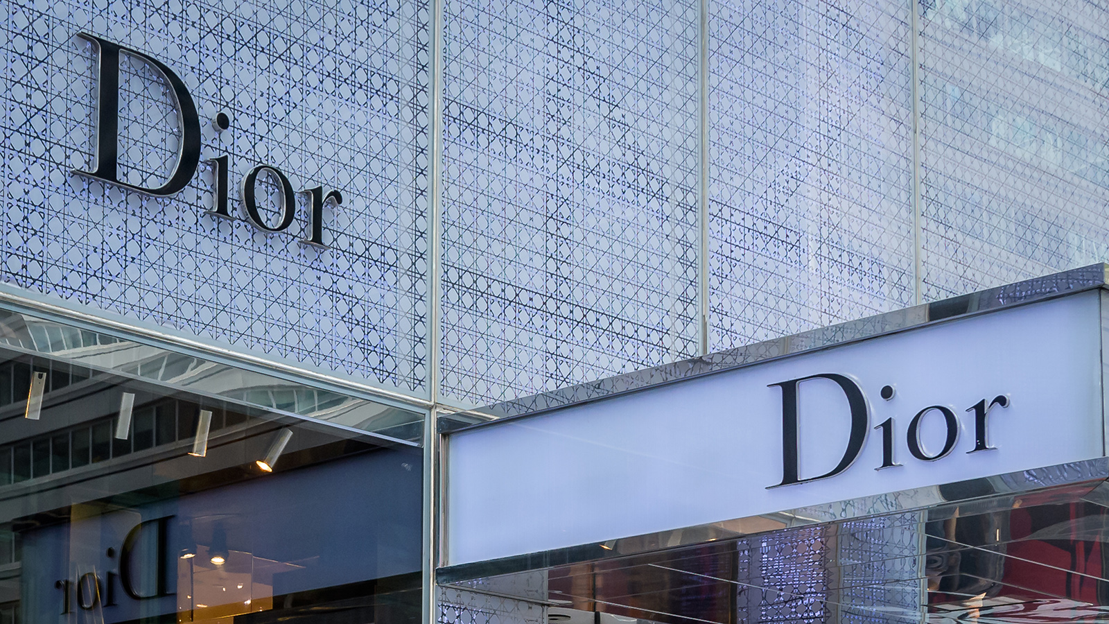 Dior обвинили в намеренном «уродовании» азиатских женщин в новой рекламе |  Forbes Woman