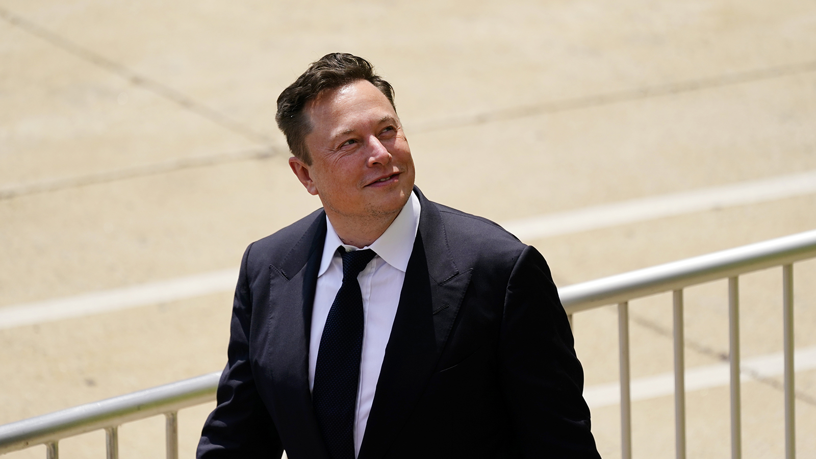 Маск заявил о выполнении обещания продать 10% своих акций Tesla