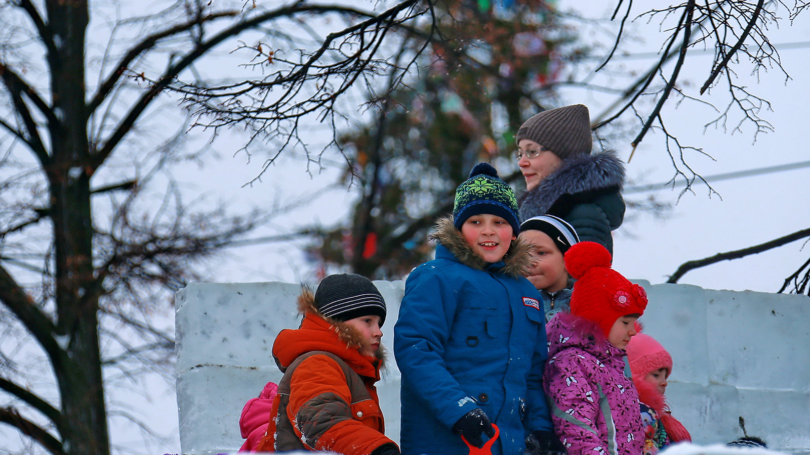 Власти Москвы призвали школы отправить детей на каникулы раньше срока