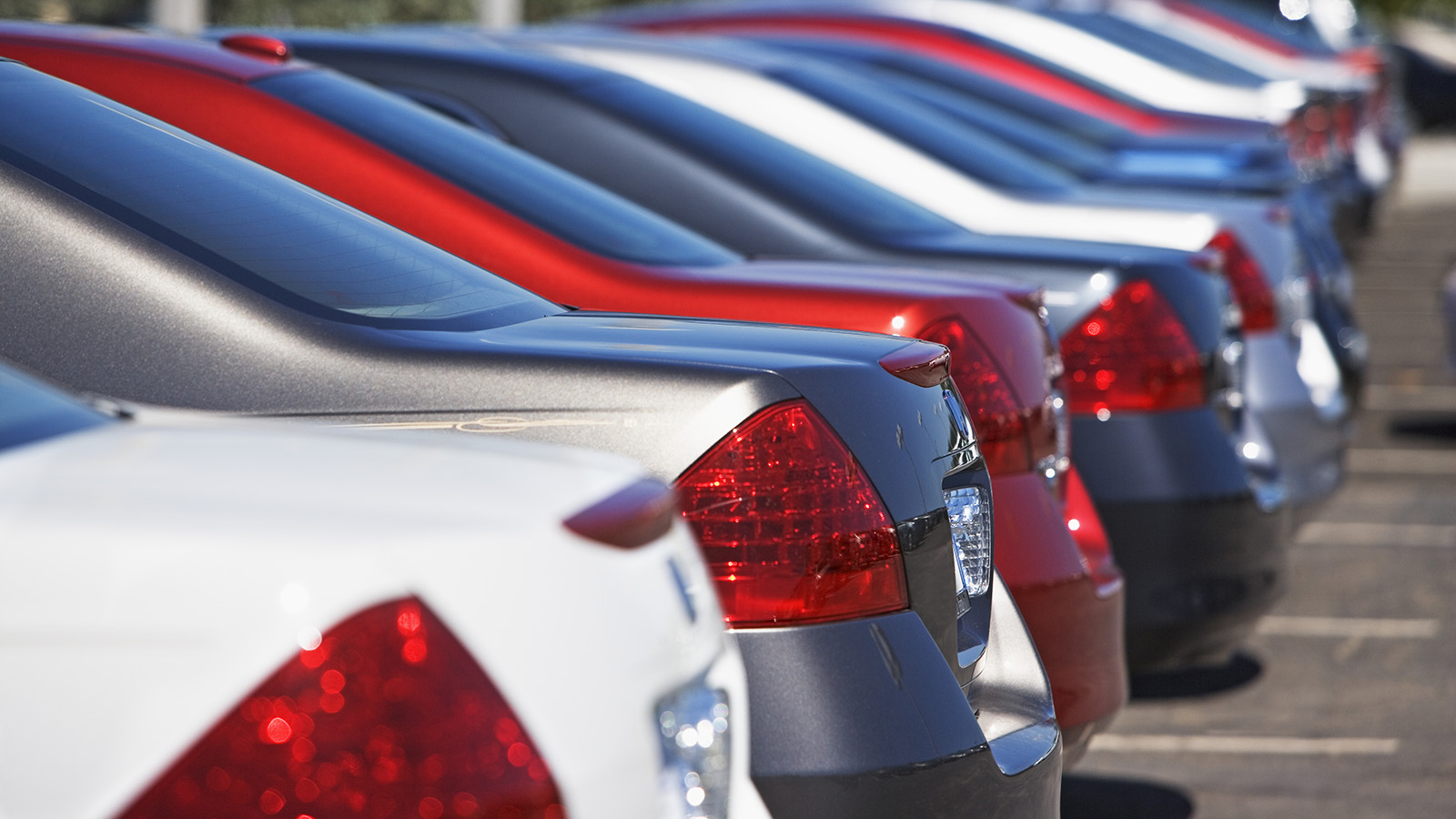 Продажи новых автомобилей в январе сократились на 3,7%