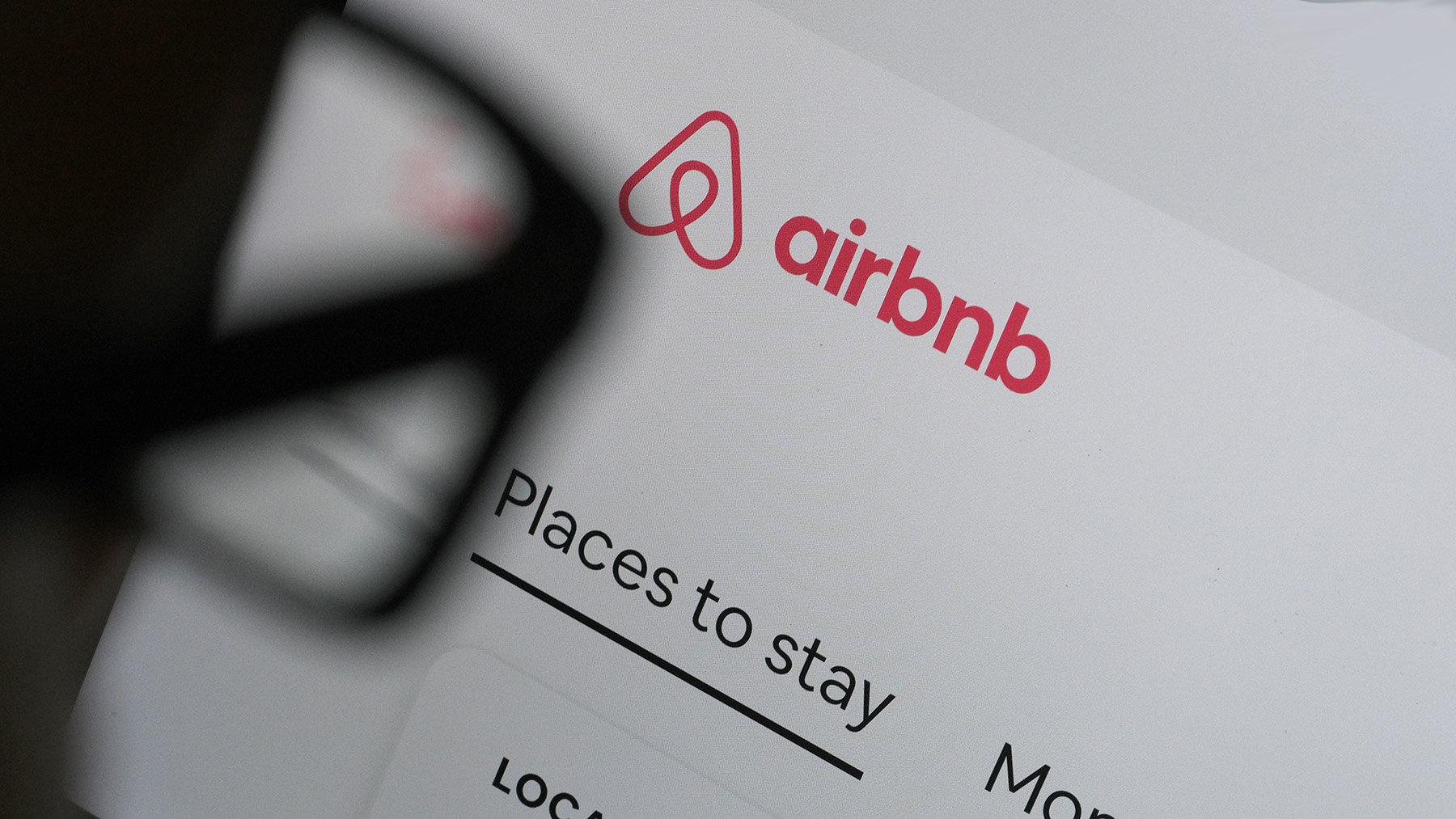 Сервис аренды жилья Airbnb приостановил работу в России и Белоруссии |  Forbes Life