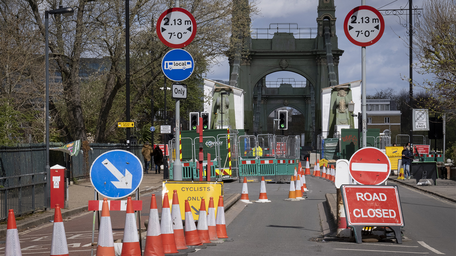 Городские партизаны: кто и зачем тайно развешивает дорожные знаки |  Forbes.ru