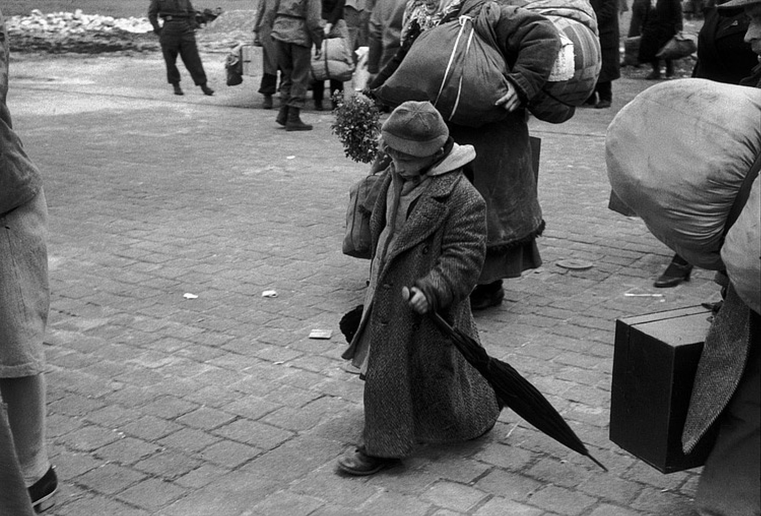 Человек с фотоаппаратом: как военные корреспонденты становились  проводниками памяти | Forbes Life