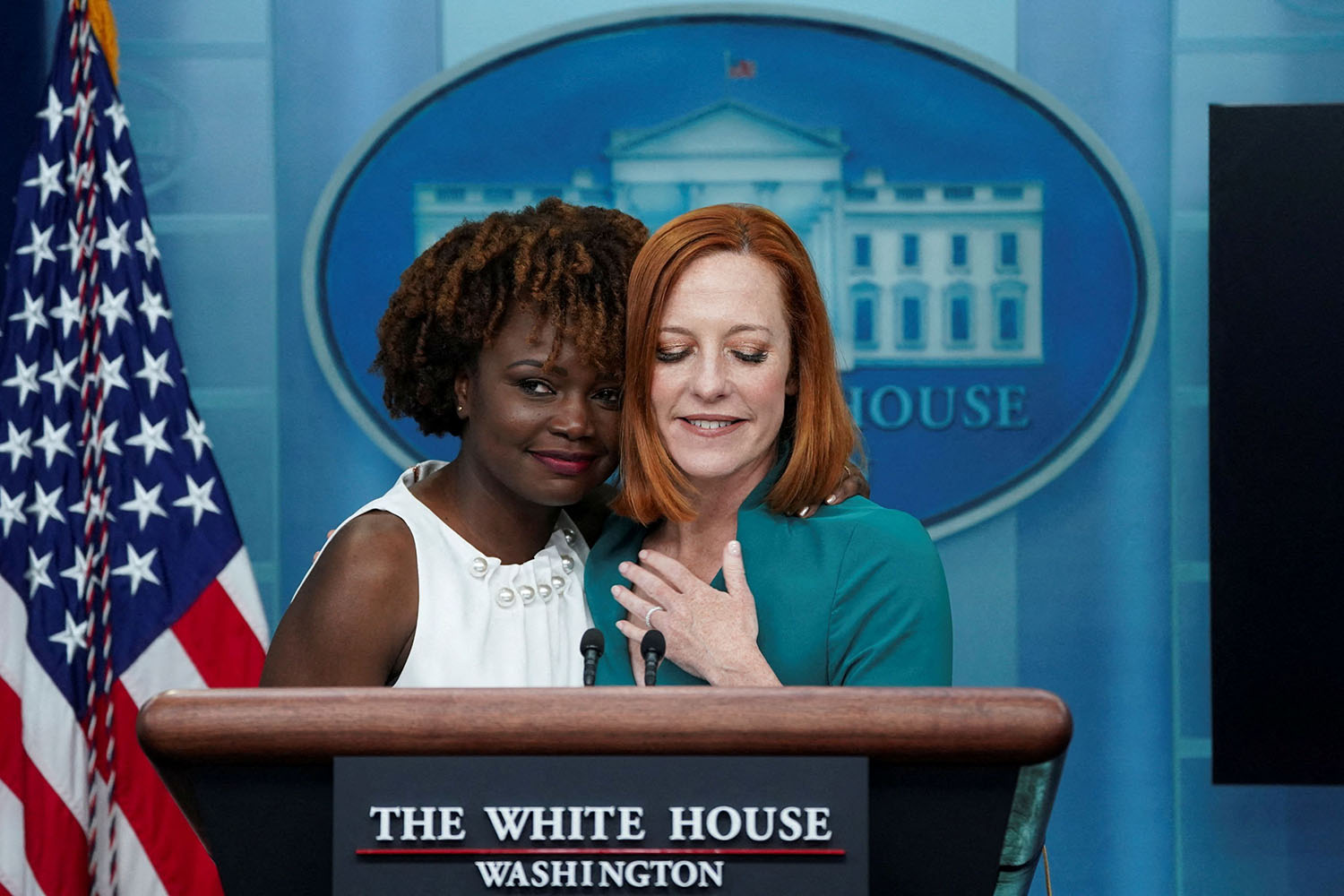 Иммигрант, чернокожая, лесбиянка… Чем отличается новый пресс-секретарь Байдена