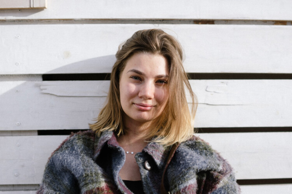 Әкесі өз қызының аузына тығып қояды