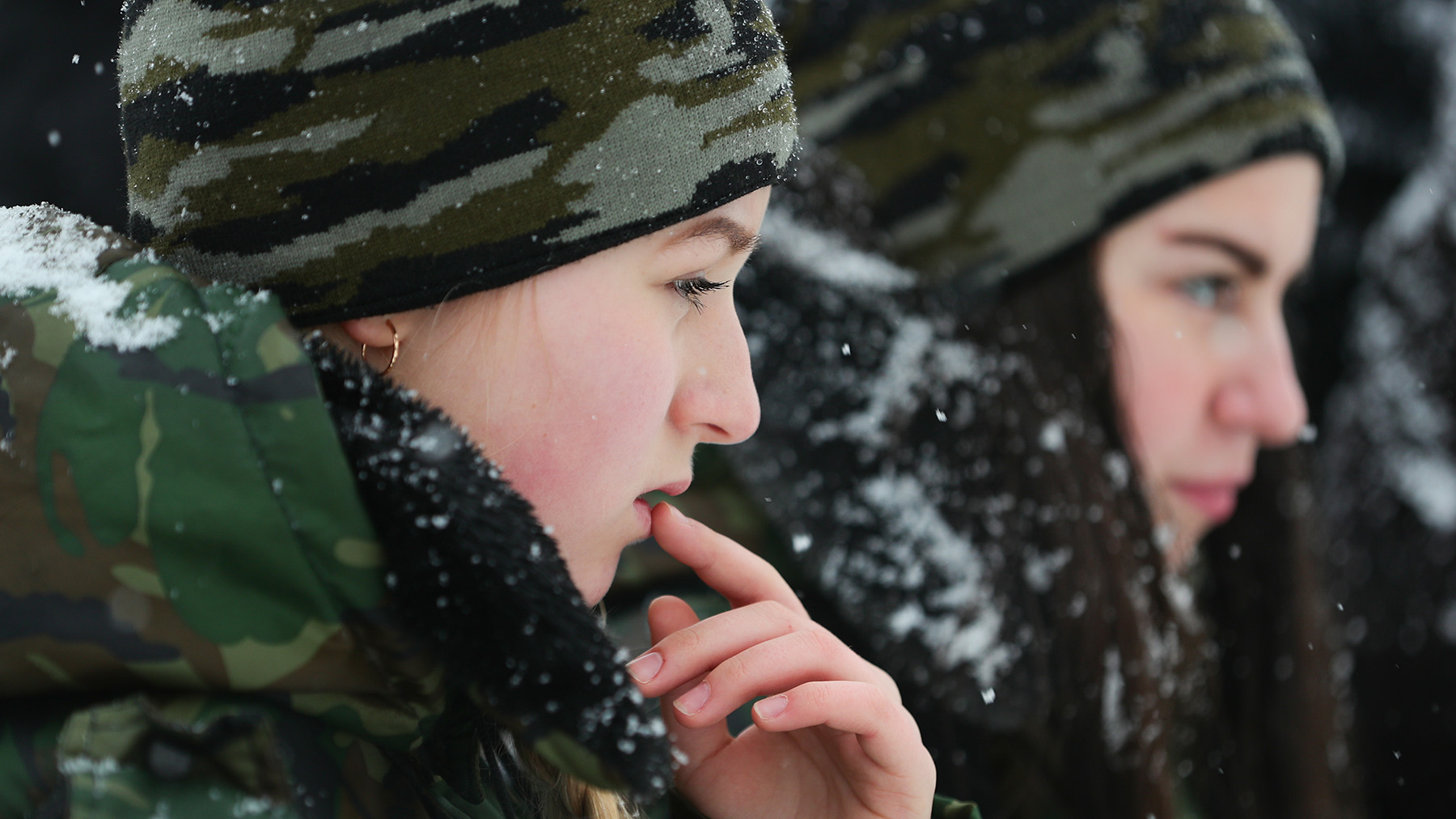 Солдат ебет военную медсестру на учениях смотреть онлайн на xPorno