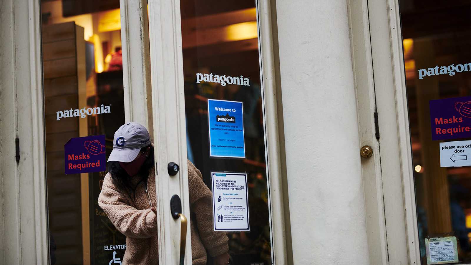 Основатель бренда Patagonia пожертвовал свою компанию для борьбы с  изменением климата | Forbes Life