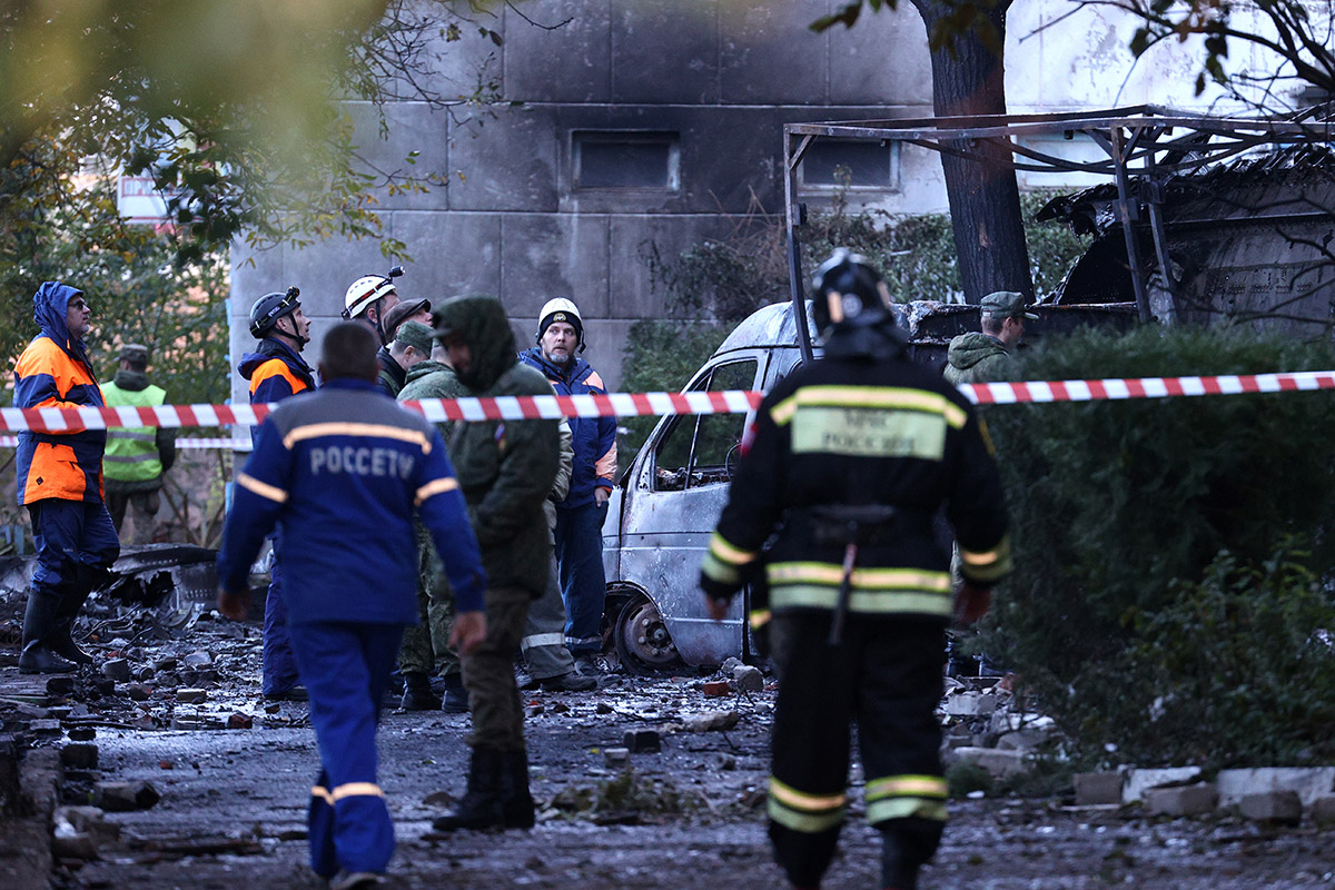 Последствия падения военного самолета во дворе жилого дома в Ейске |  Forbes.ru