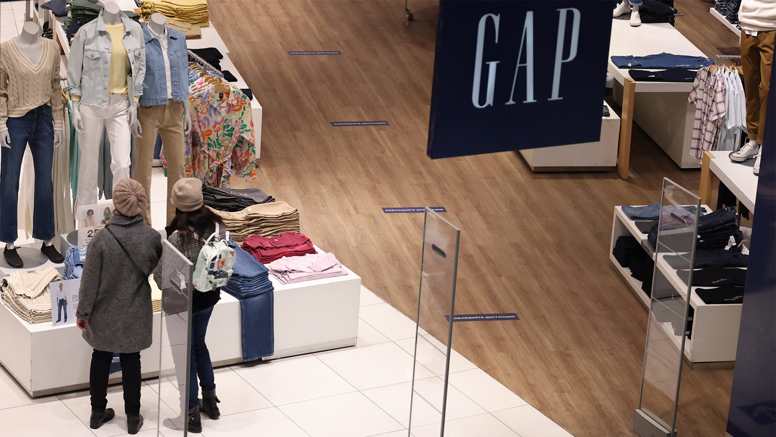 Gap объяснил продолжение поставок в Россию после заявления об их  прекращении | Forbes.ru