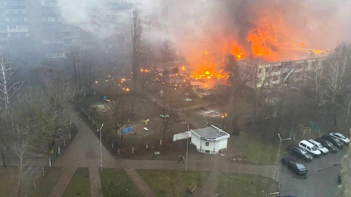 Вертолет упал рядом с детским садом под Киевом