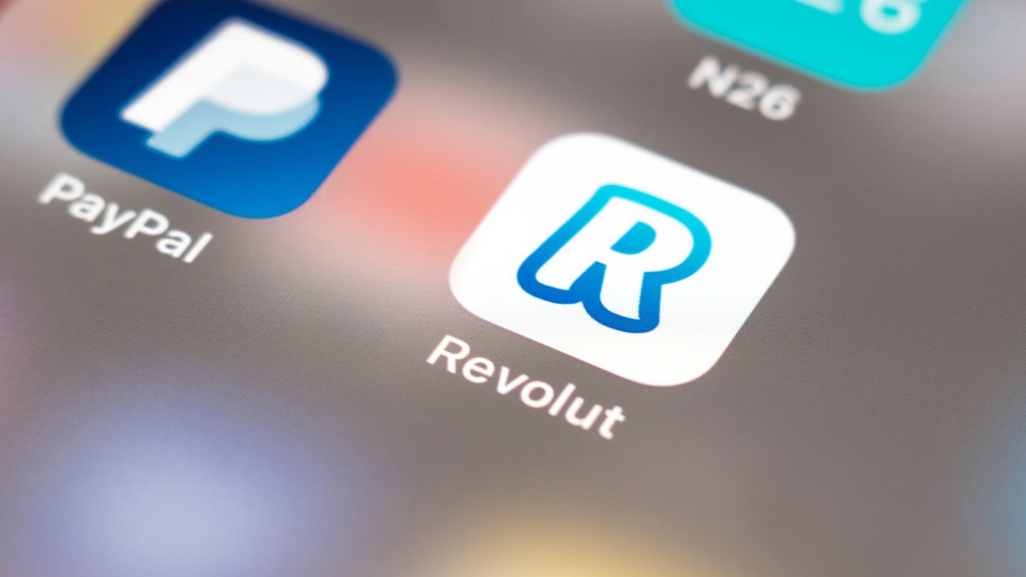 Увольнения и российские корни: СМИ объяснили проблемы Revolut с британской лицензией