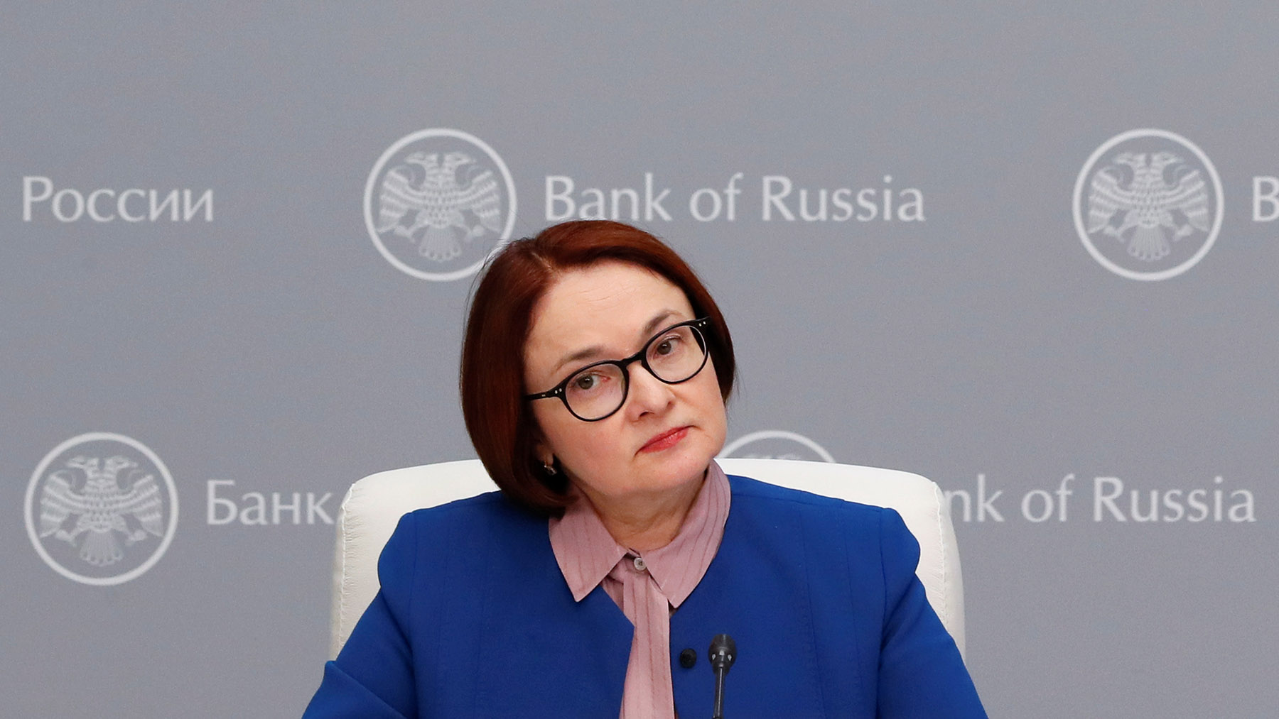 Банк России не стал менять ключевую ставку четвертый раз подряд