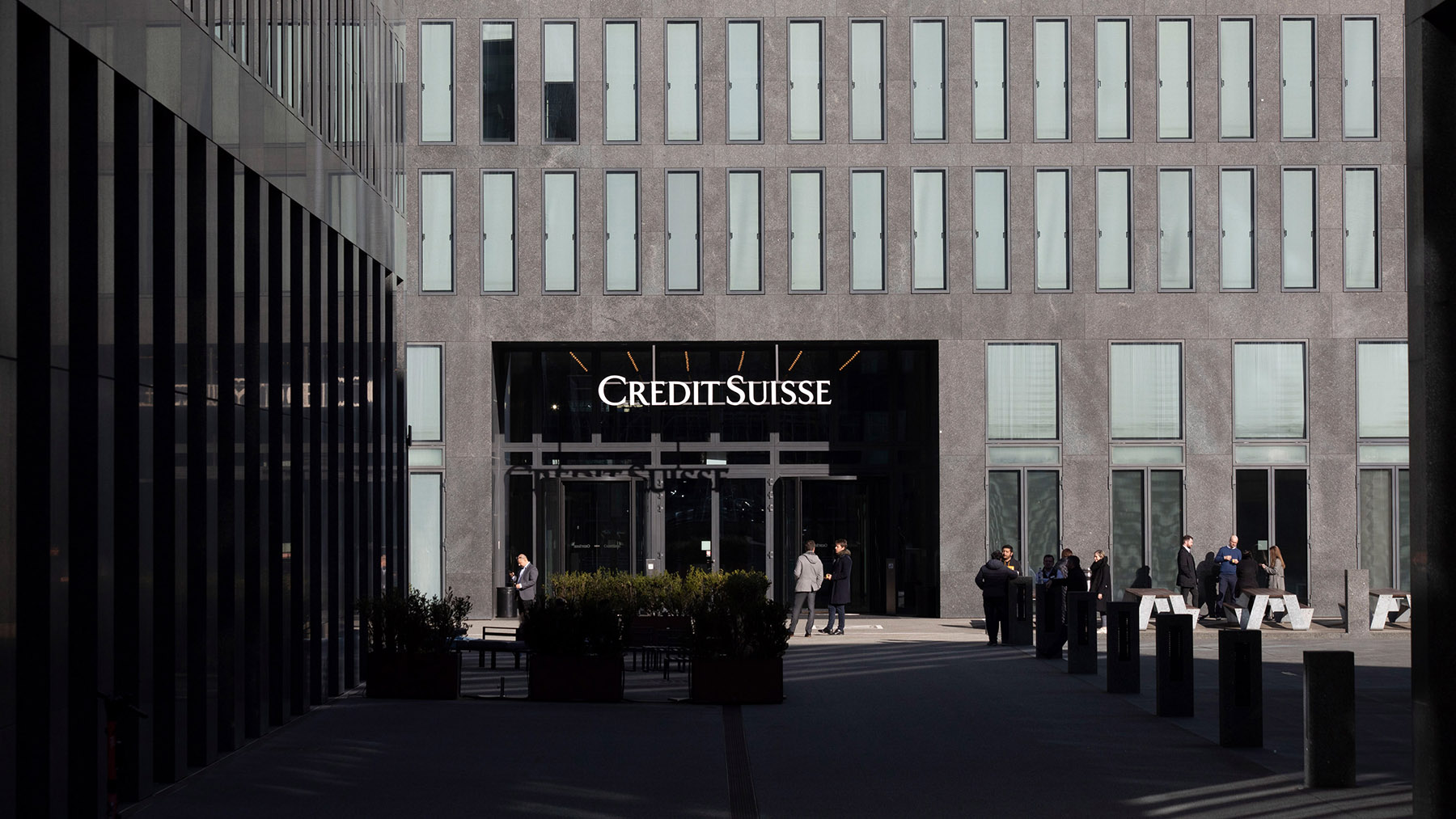 Акции Credit Suisse упали больше чем на 60% после объявления о слиянии с UBS
