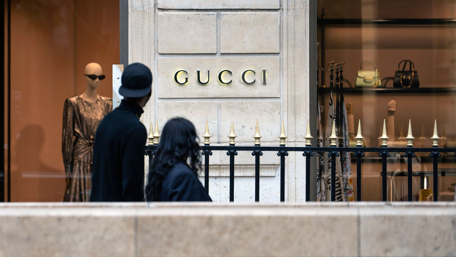 Налоговая полиция провела обыски в зданиях дома моды Gucci в Милане