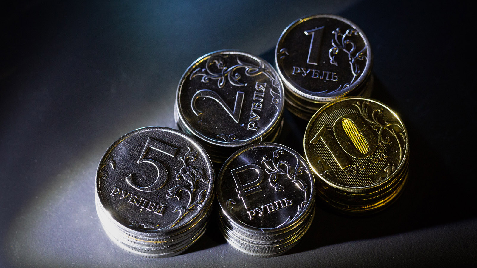 Рублевые горки: почему российскую валюту ждет неустойчивое равновесие