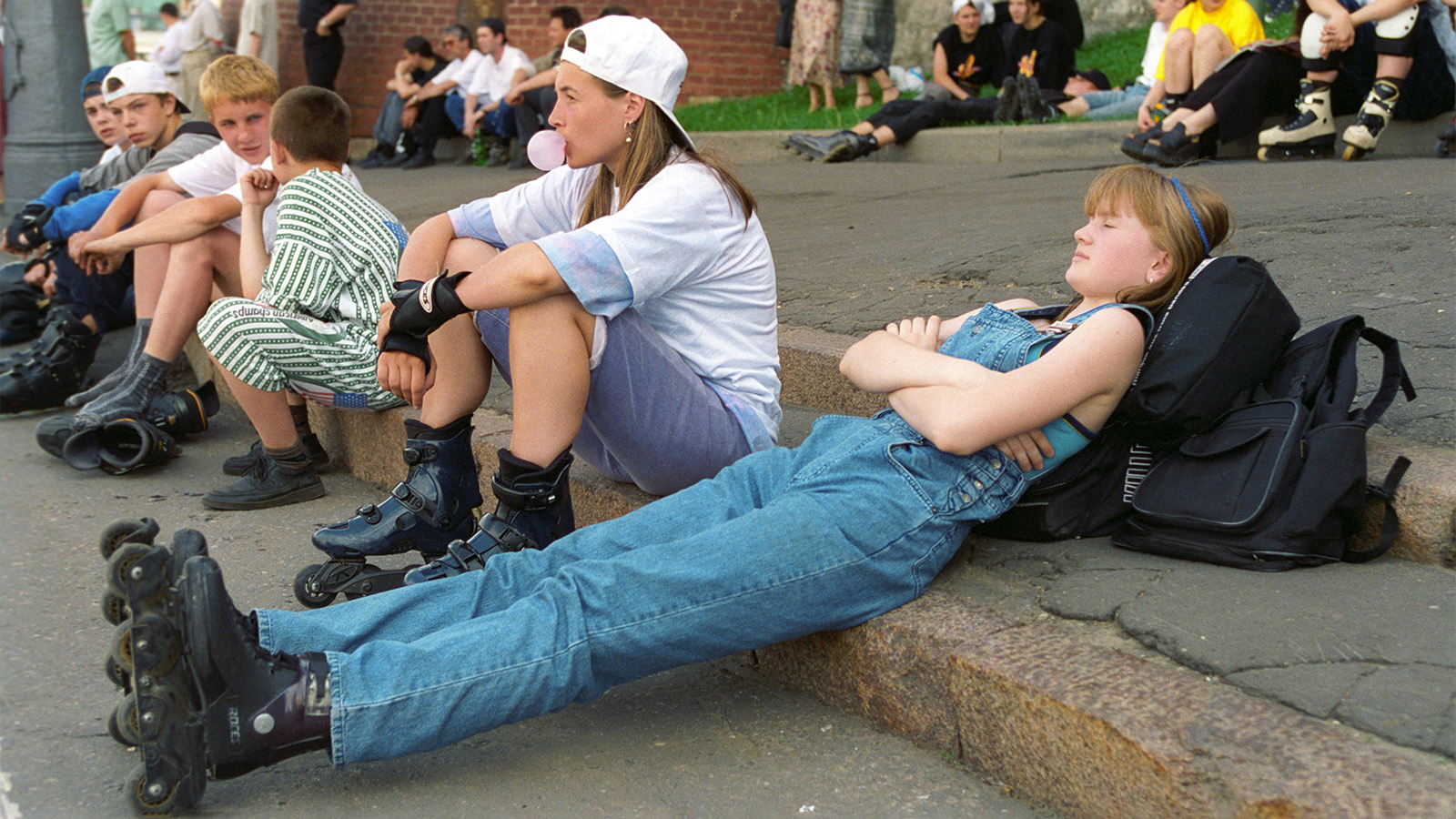 Постсоветская молодежь: мечтают о больших деньгах и не готовы бороться за права