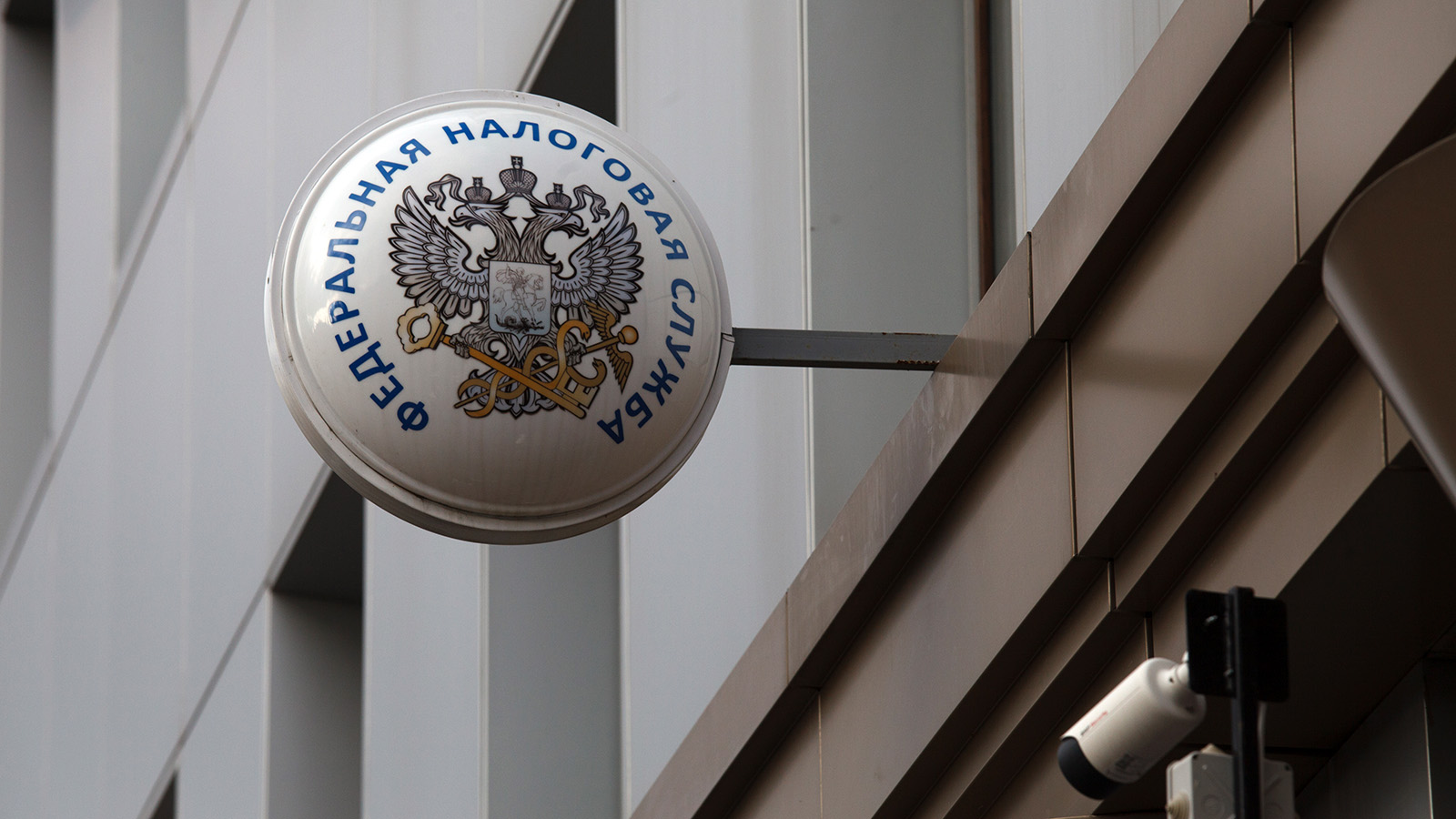Правительство отозвало законопроект о повышении налогов для работающих из-за границы
