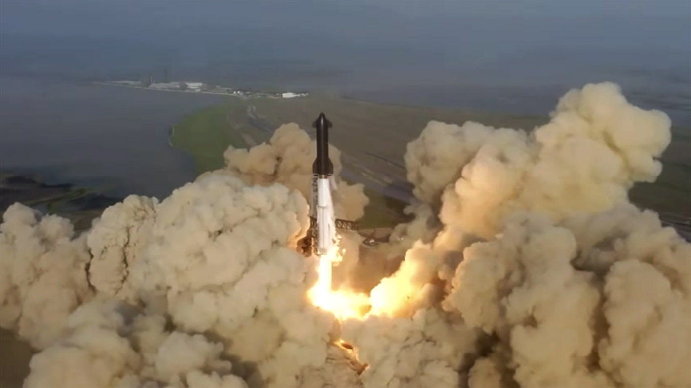 SpaceX впервые запустила самую мощную в мире ракету в испытательный полет
