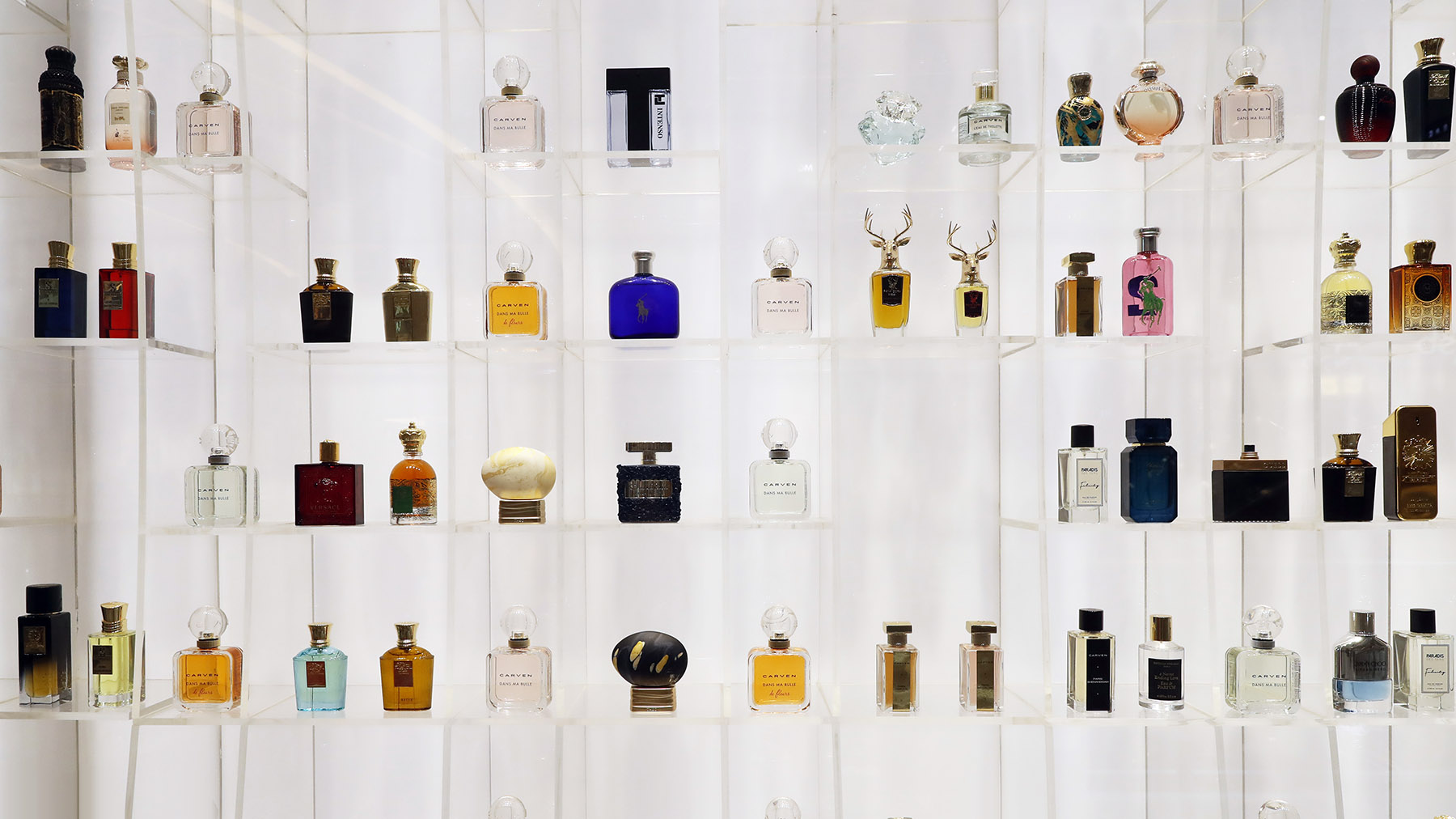 Объем рынка парфюмерии в России сокращается после ажиотажного спроса весной 2022 года