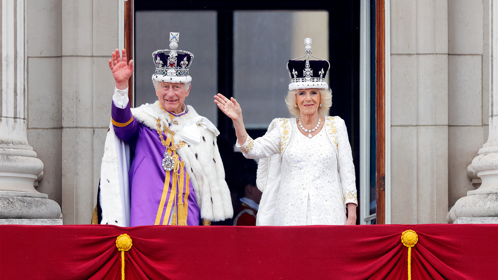 Дождливое авиашоу и протесты против монархии: как прошла коронация Карла  III | Forbes Life