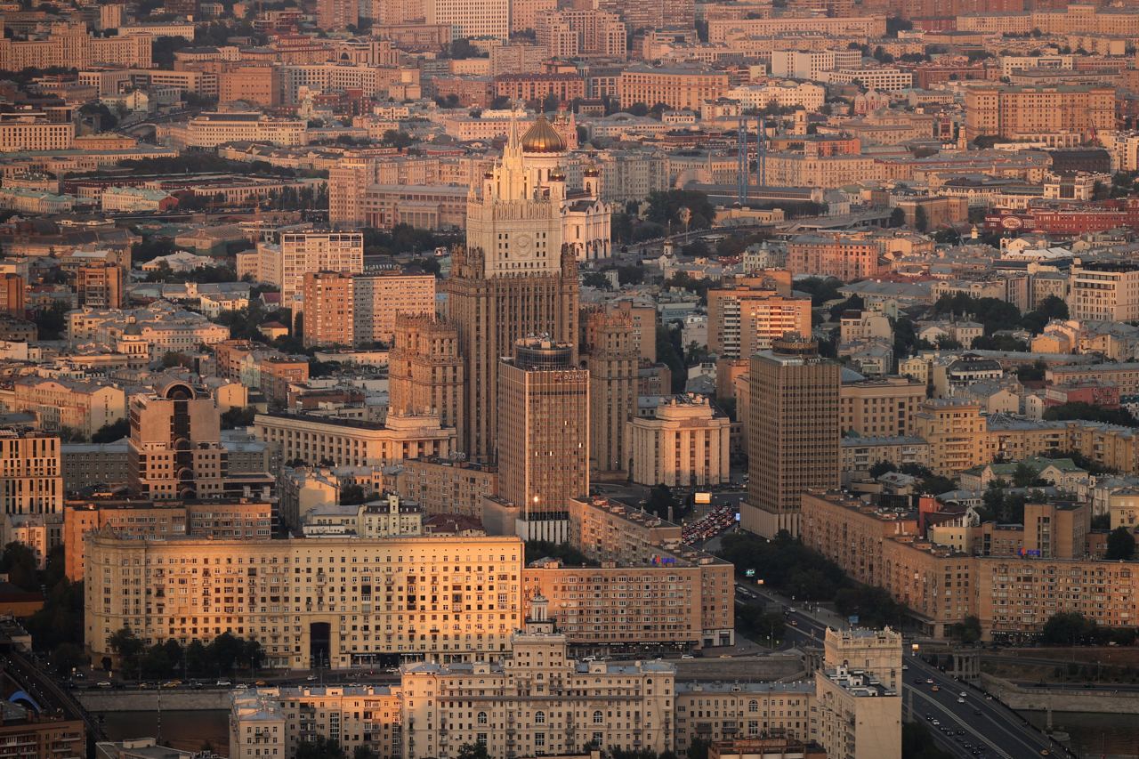 Несколько жилых домов пострадали после взрывов беспилотников в Москве