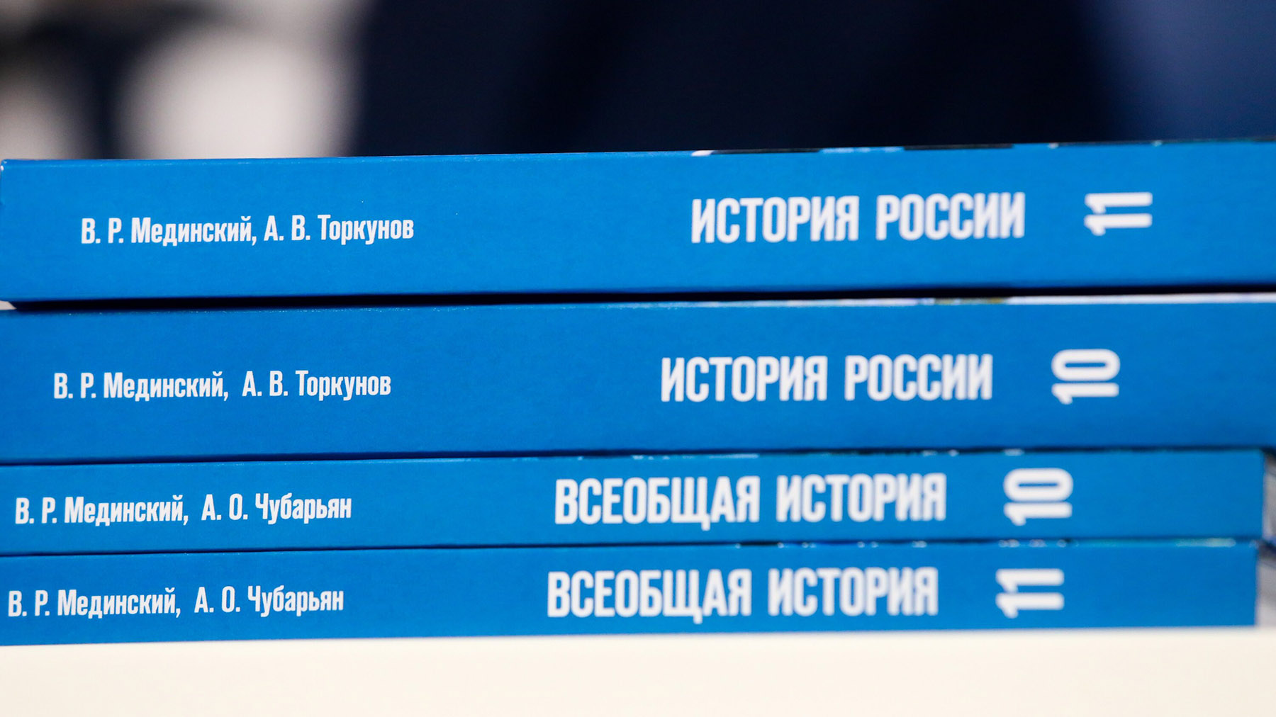 Российские школы перейдут на новые учебники по всем предметам в течение  пяти лет | Forbes Life