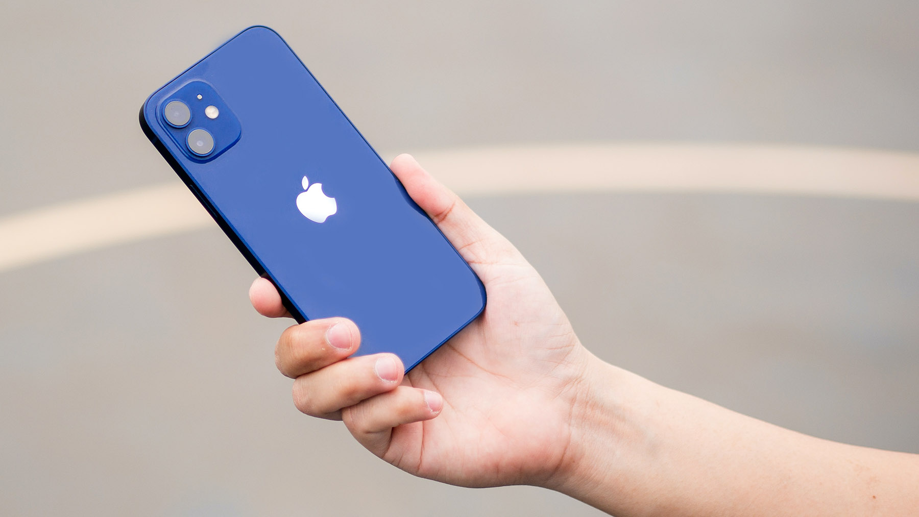 Во Франции временно запретили продажи iPhone 12 из-за повышенного излучения  | Forbes.ru