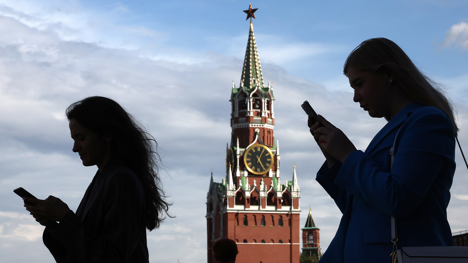 Более половины россиян не готовы платить за фильмы и музыку в Сети