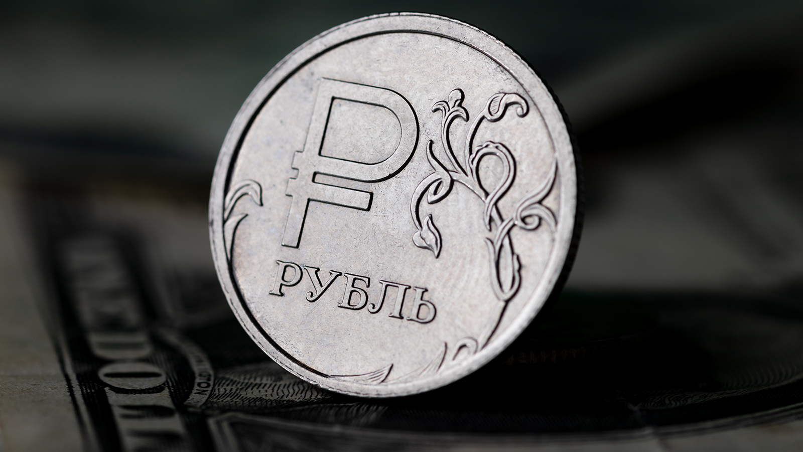 Курс доллара опустился ниже 96 рублей
