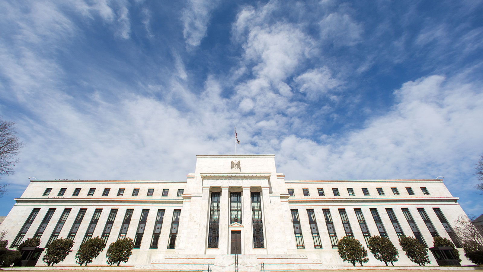 ФРС сохранила ставку: что будет с долларом, нефтью и акциями