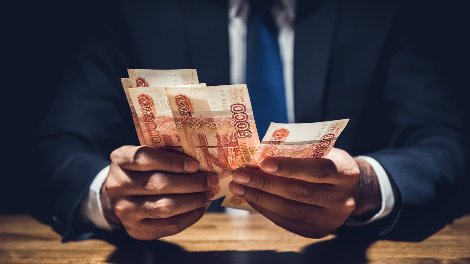 Под прикрытием: как мошенники играют на желании россиян инвестировать |  Forbes.ru